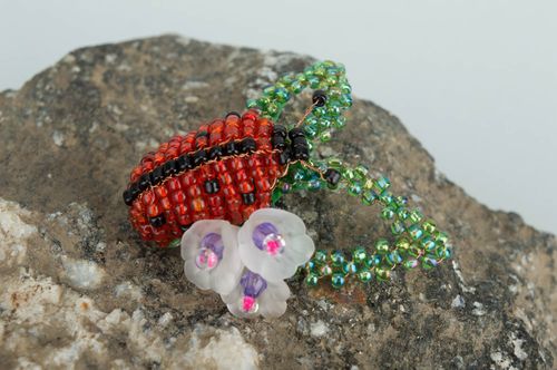 Broche coccinelle Bijou fait main en perles de rocaille Accessoire femme - MADEheart.com