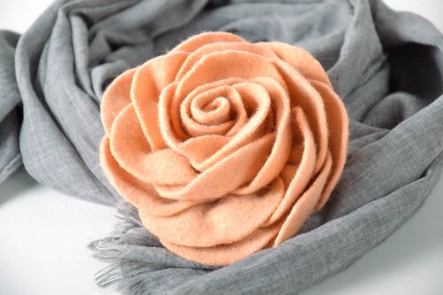 Grande broche fleur en laine - MADEheart.com