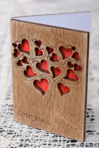 Cartolina fatta a mano in legno con cuori carini oggetto originale dautore - MADEheart.com
