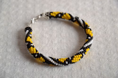 Pulsera de abalorios artesanal con forma de cuerda de colores amarillo y negro - MADEheart.com