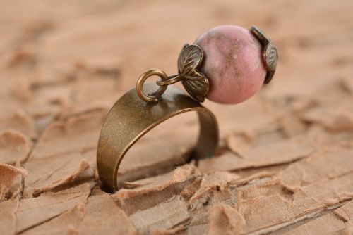 Bague fantaisie Bijou fait main en métal baie rose Accessoire femme original - MADEheart.com
