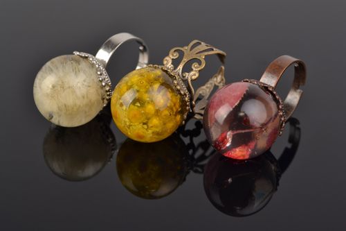 Set of handmade botanical rings with real flowers and berries coated with epoxy 3 items - MADEheart.com