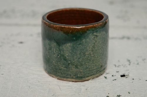 Petit verre en argile peint dengobes vert fait main 6.5 cl - MADEheart.com