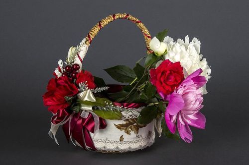 Panier tressé avec fleurs Bouton - MADEheart.com