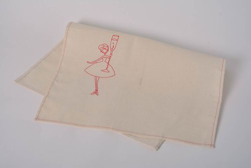 Тканевое полотенце кухонное из полульна с вышивкой ручной работы Девушка и бокал - MADEheart.com