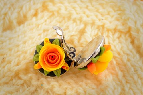 Boucles doreilles à clip rondes avec roses jaunes en pâte polymère faites main - MADEheart.com
