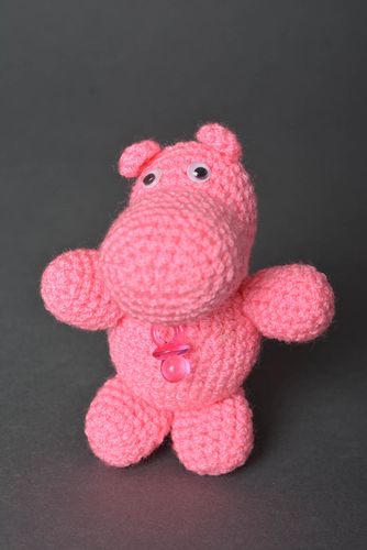Peluche hippopotame rose Jouet fait main tricoté au crochet Cadeau enfant - MADEheart.com