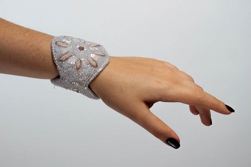 Handmade beaded bracelet in silver colo with floral ornament - MADEheart.com