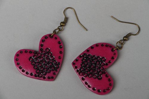Brincos de argila de polímero feitos à mão Coração cor de rosa  - MADEheart.com