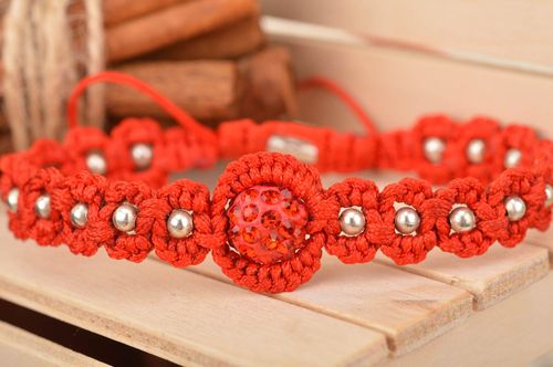 Красный вручную плетеный браслет на руку с бусинами и регулируемым размером   - MADEheart.com