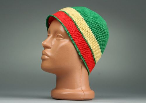 Bonnet tricoté au crochet  - MADEheart.com