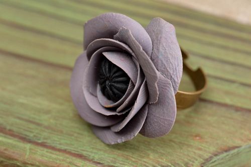 Stilvoller Blumen Ring handmade Polymer Schmuck Accessoire für Frauen   - MADEheart.com