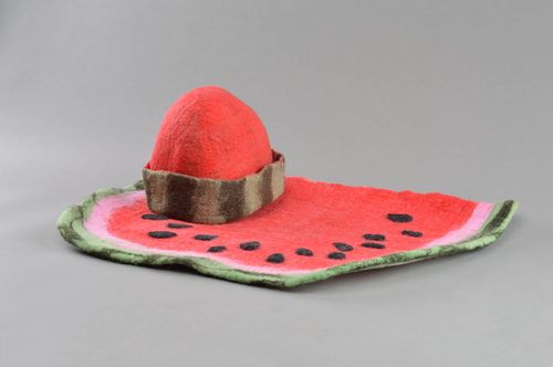Bonnet et tapis en laine naturelle feutrée pour sauna faits main design pastèque - MADEheart.com