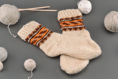 Selbstgestrickte Socken aus Wolle in Weiß und Orange - MADEheart.com