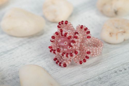 Bague en perles de rocaille avec oeil-de-chat faite main originale Rose - MADEheart.com