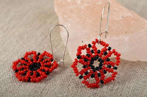 Boucles doreilles fait main Bijou original perles rouge noir Accessoire femme - MADEheart.com