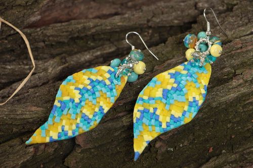 Schöne künstlerische gelb blaue Ohrringe aus Polymerton mit Mosaik bunt handmade - MADEheart.com