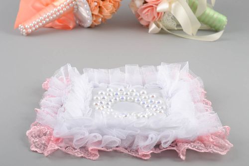 Originelles feines handgemachtes Ringkissen für die Hochzeit weiß mit rosa - MADEheart.com