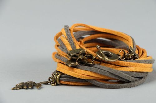 Bracelet en daim orange-gris Automne fait main - MADEheart.com