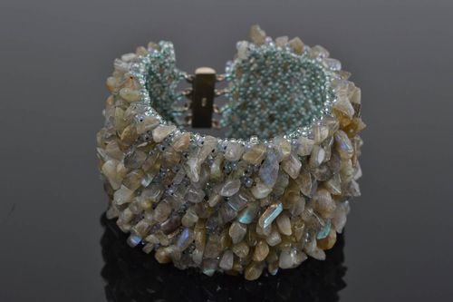 Handgemachtes breites Armband aus Glasperlen und Naturstein künstlerisch elegant - MADEheart.com