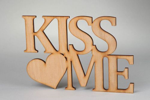 Chipboard inscripción KISS ME - MADEheart.com