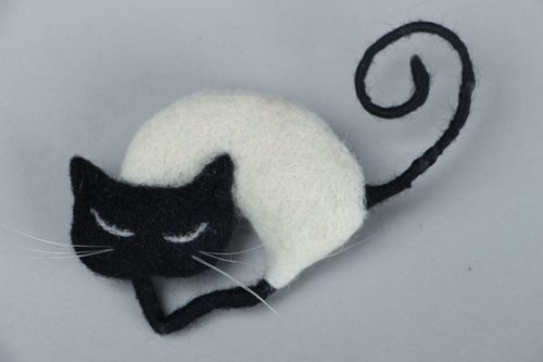 Felted wool brooch Siamese Cat - MADEheart.com
