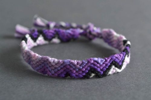 Наручный браслет фенечка из ниток в технике макраме ручной работы фиолетовый - MADEheart.com