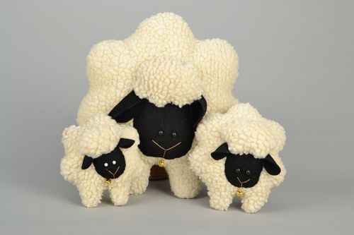 Kinderspielzeug Kissen Kuscheltier Schaf für Kinderzimmer - MADEheart.com