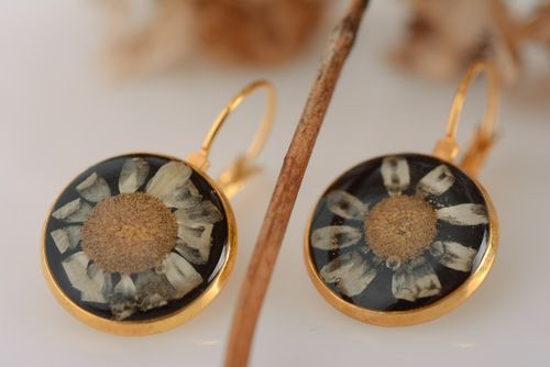 Handmade round black dangle earrings with chamomiles coated with epoxy resin - MADEheart.com