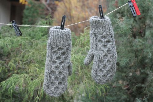 Mitenes cinzentas de lã feitas à mão com agulhas  - MADEheart.com