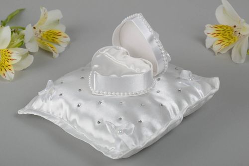 Weißes handmade Ringkissen für Hochzeit aus Atlasbändern mit Schatulle Herz  - MADEheart.com