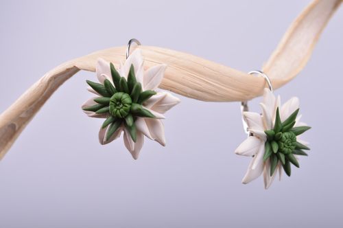 Orecchini con fiori in argilla polimerica fatti a mano accessorio originale  - MADEheart.com