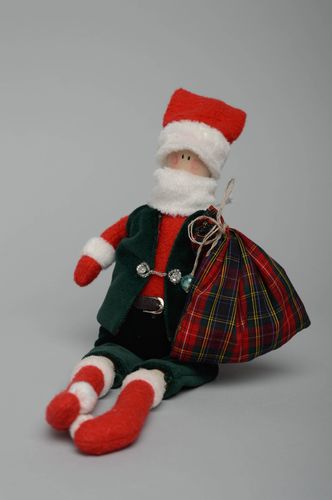 Handmade Kuscheltier Weihnachtsmann - MADEheart.com