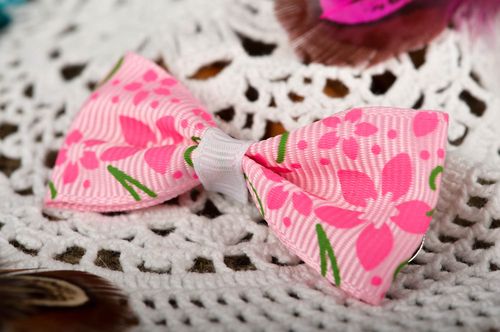 Barrette noeud faite main Pince cheveux rose à fleurs design Cadeau pour fille - MADEheart.com