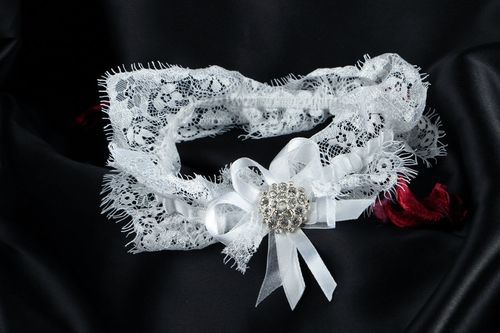 Jarretelle de la mariée décorée faite main - MADEheart.com