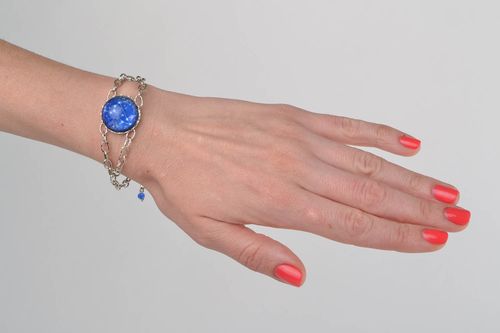 Handgemachtes Armband aus Metall für Löwen mit Glaselement an metallischer Kette - MADEheart.com