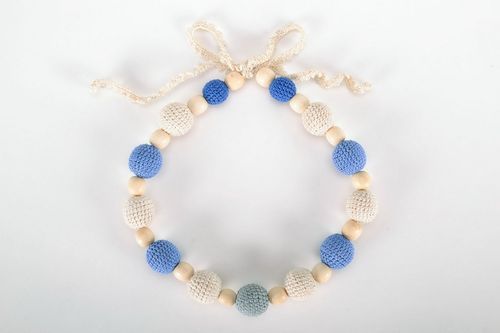 Handgemachte blau-cremefarbige Slingo Halskette aus Holzperlen - MADEheart.com