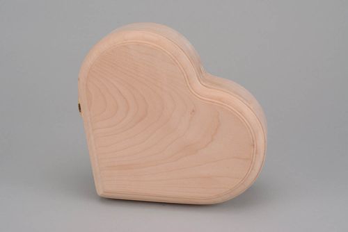 Boîte en bois brut en forme de coeur - MADEheart.com