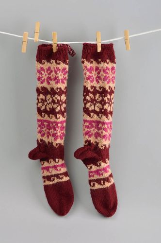 Бордовые носки ручной работы шерстяные носки высокие вязаные носки с завязками - MADEheart.com