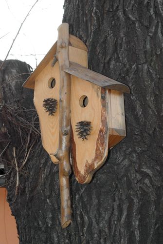 Nichoir pour oiseaux en bois décoré de cônes fait main pour deux familles - MADEheart.com