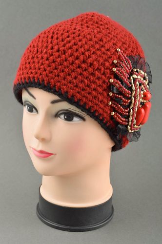 Bonnet tricot fait main Chapeau hiver Vêtement femme rouge perles de rocaille - MADEheart.com