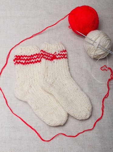 Weiche wollene Socken fürs Kind - MADEheart.com