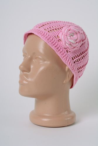Gorro para mujer tejido a ganchillo con flor rosada original hecho a mano - MADEheart.com