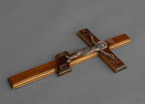 Hölzernes Kreuz mit Kruzifix - MADEheart.com