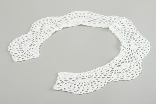 Col tricoté fait main Bijou original blanc Accessoires tricot Cadeau femme - MADEheart.com