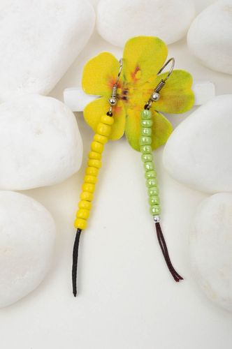 Boucles doreilles longues Bijou fait main jaune et verte Cadeau pour femme - MADEheart.com