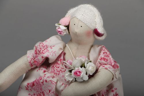 Fabric doll Fatty with a Bouquet - MADEheart.com