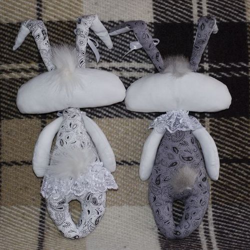 Peluches lapins de Pâques décoratifs 2 pièces faites main de créateur originales - MADEheart.com