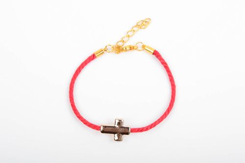 Bracelet rouge tressé de fils fin avec croix en plastique accessoire fait main - MADEheart.com
