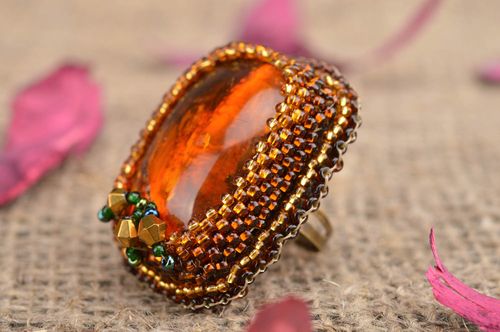 Bague en ambre pierre naturelle et perles de rocaille rectangulaire faite main - MADEheart.com